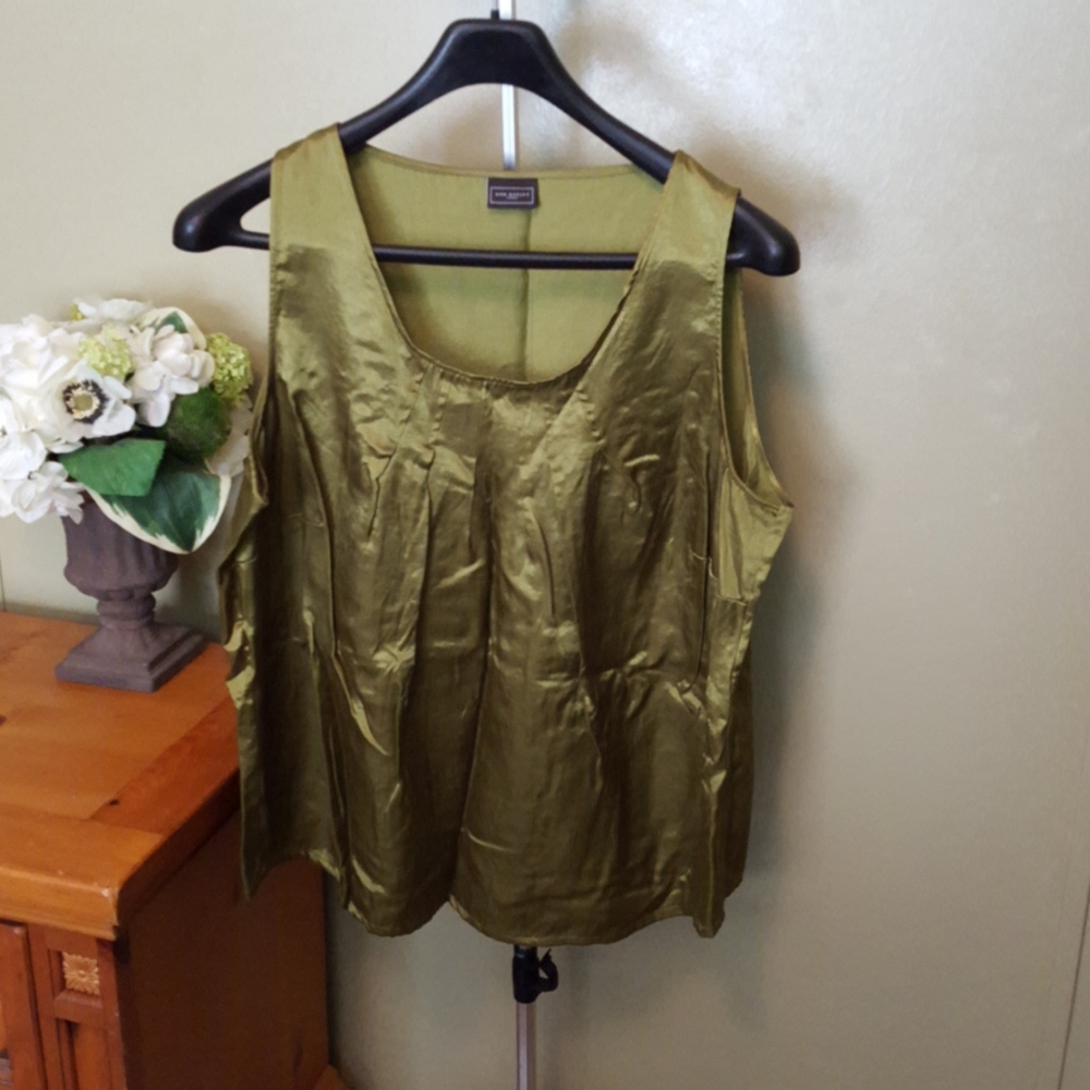 Woman's sleeveless olive top